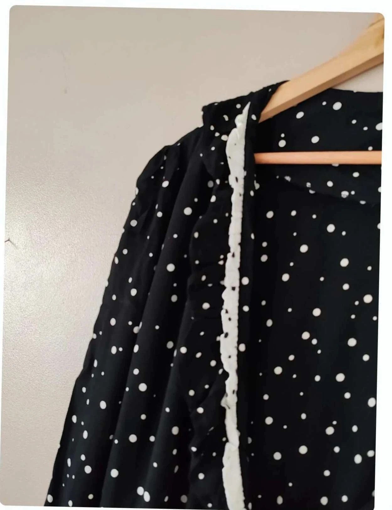 Robe cache coeur pois