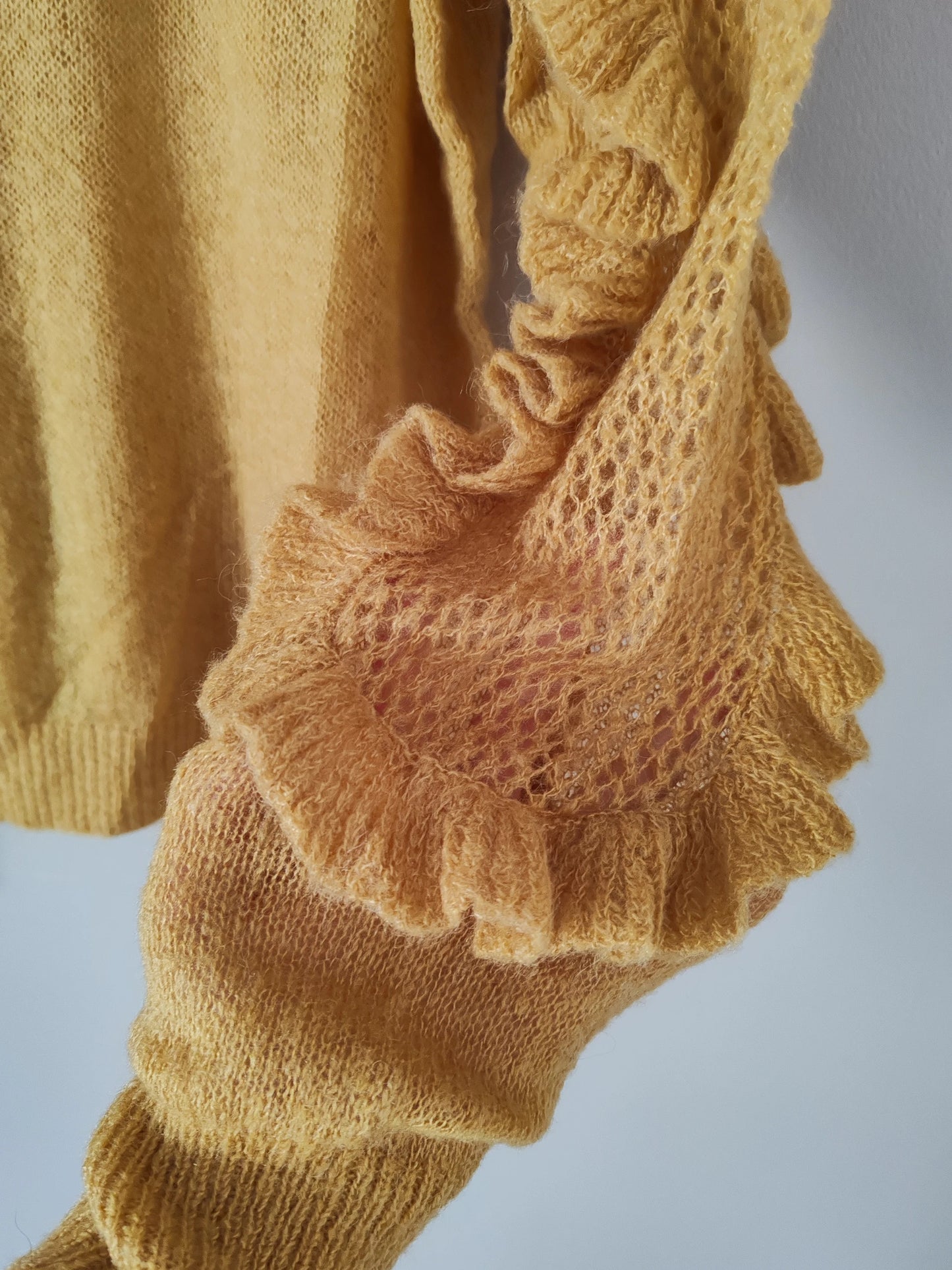 Pull moutarde volants taille S/M