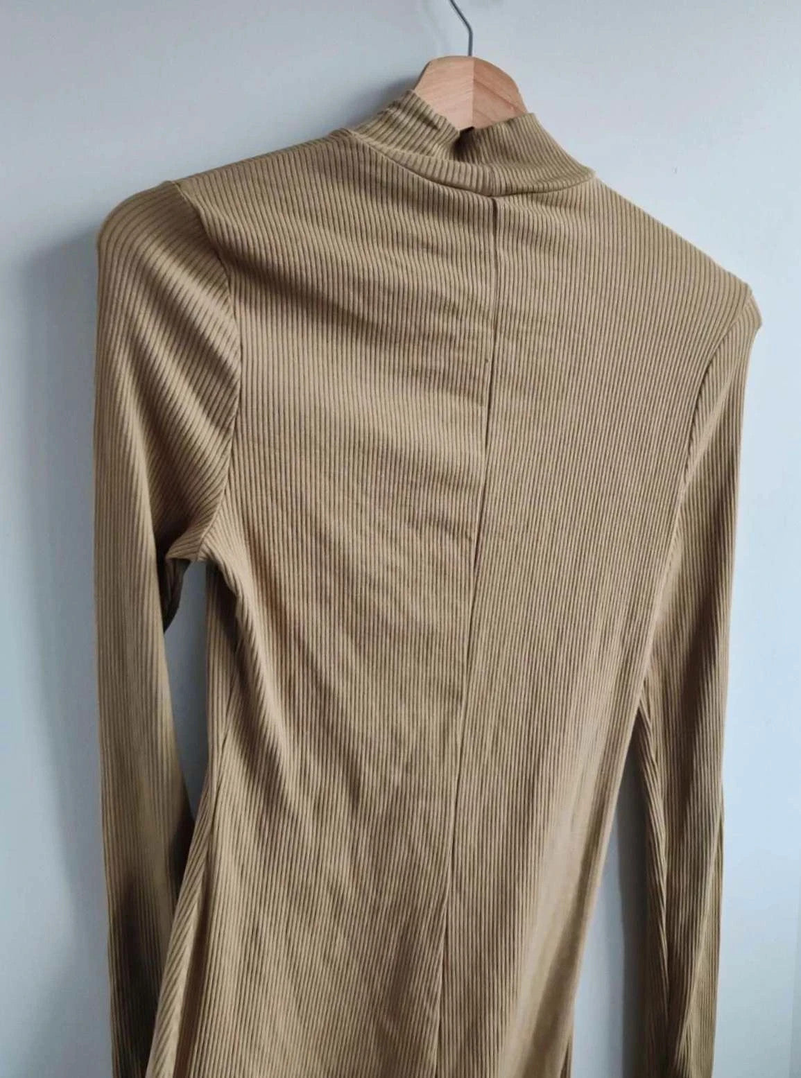 Robe beige col roulé