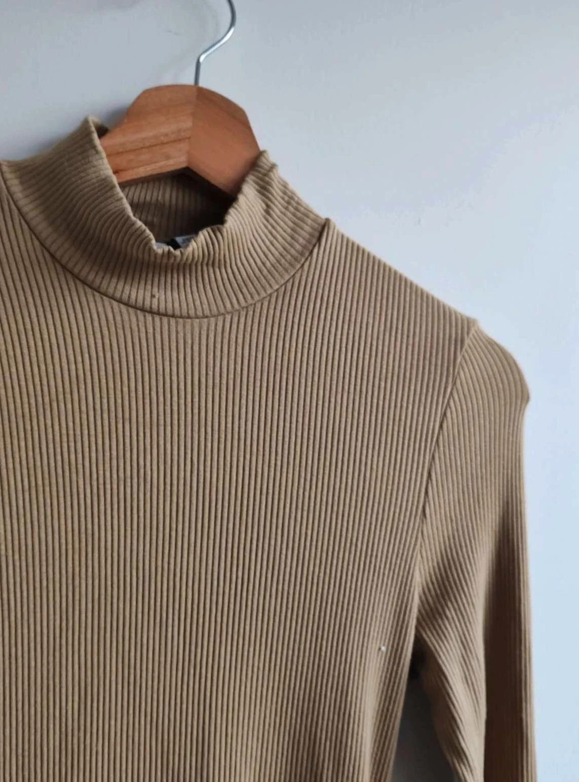 Robe beige col roulé