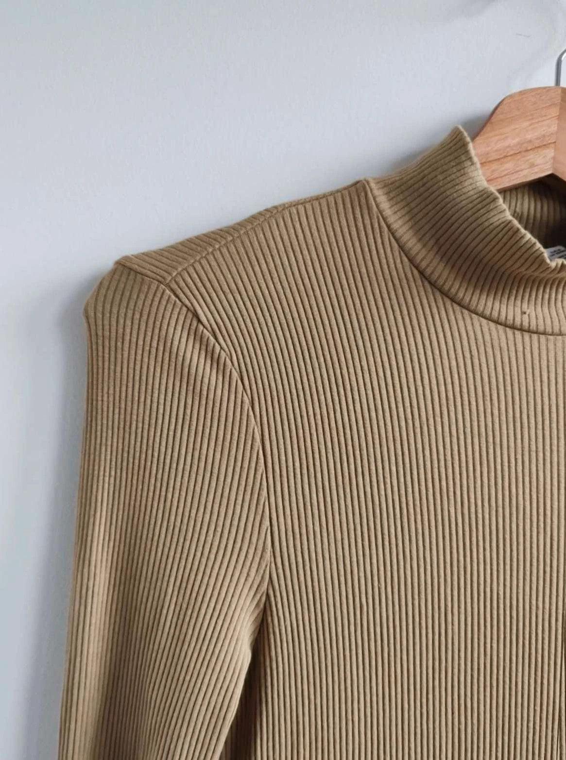 Robe beige col roulé