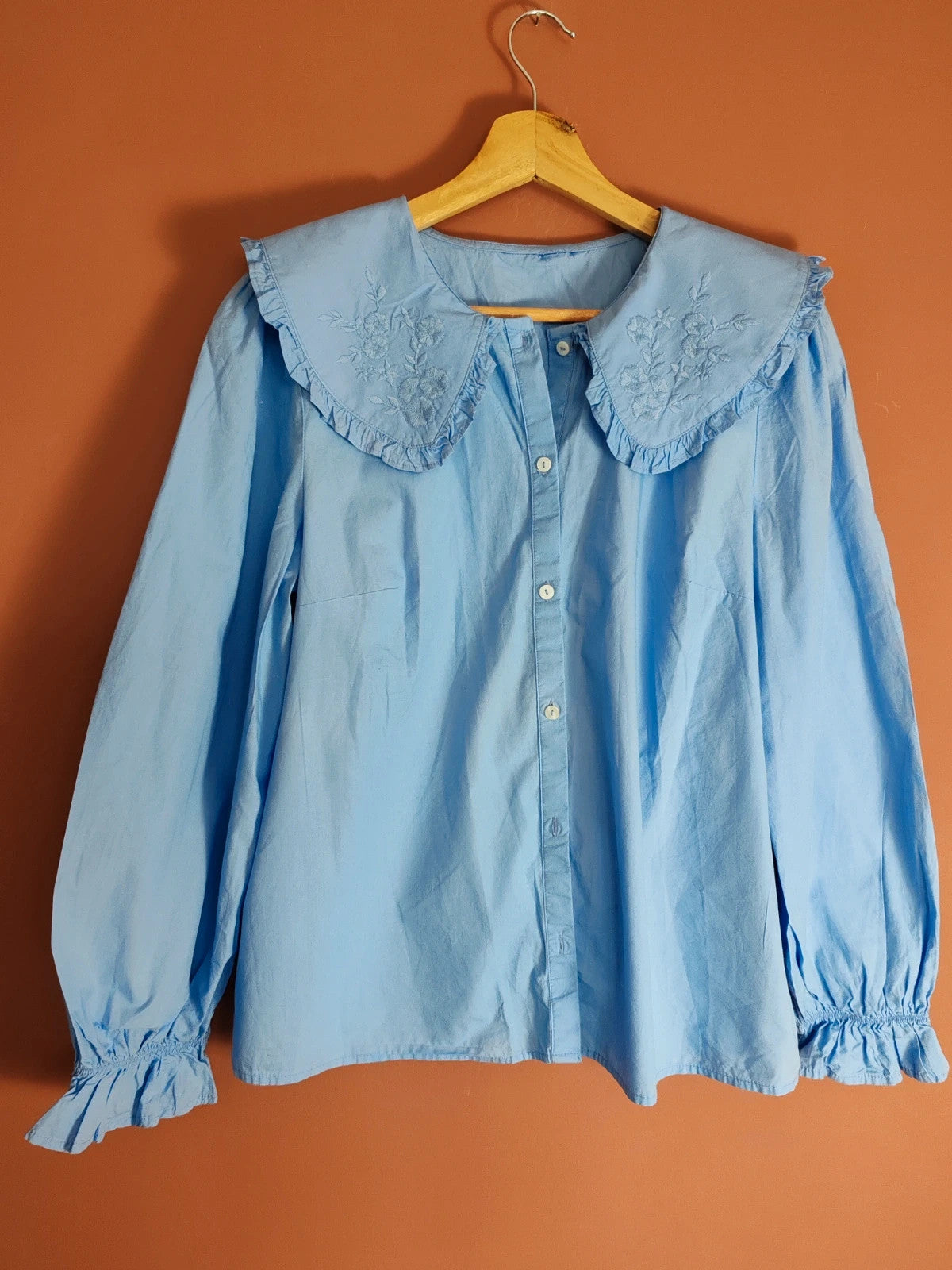 Blouse bleu col claudine broderie taille M