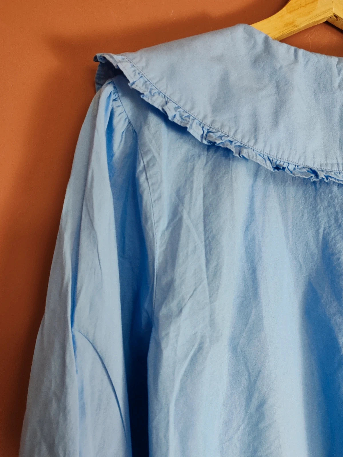 Blouse bleu col claudine broderie taille M