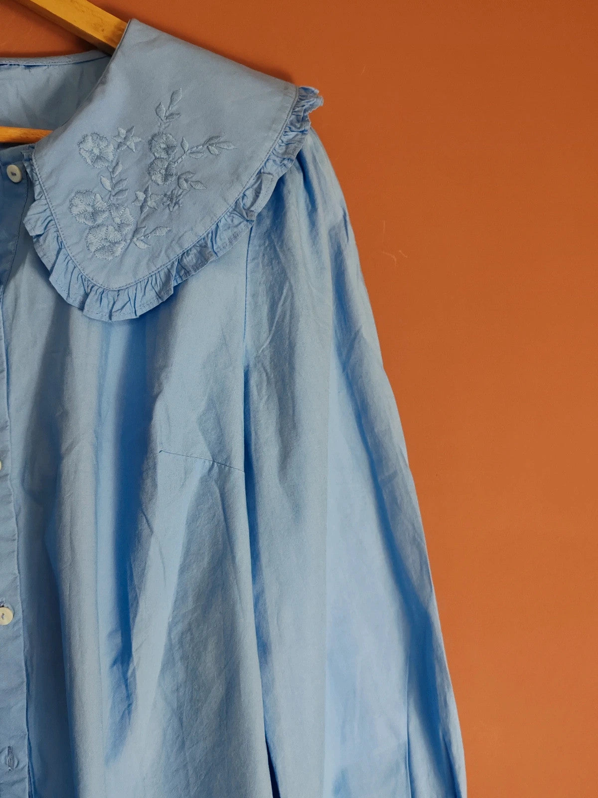 Blouse bleu col claudine broderie taille M