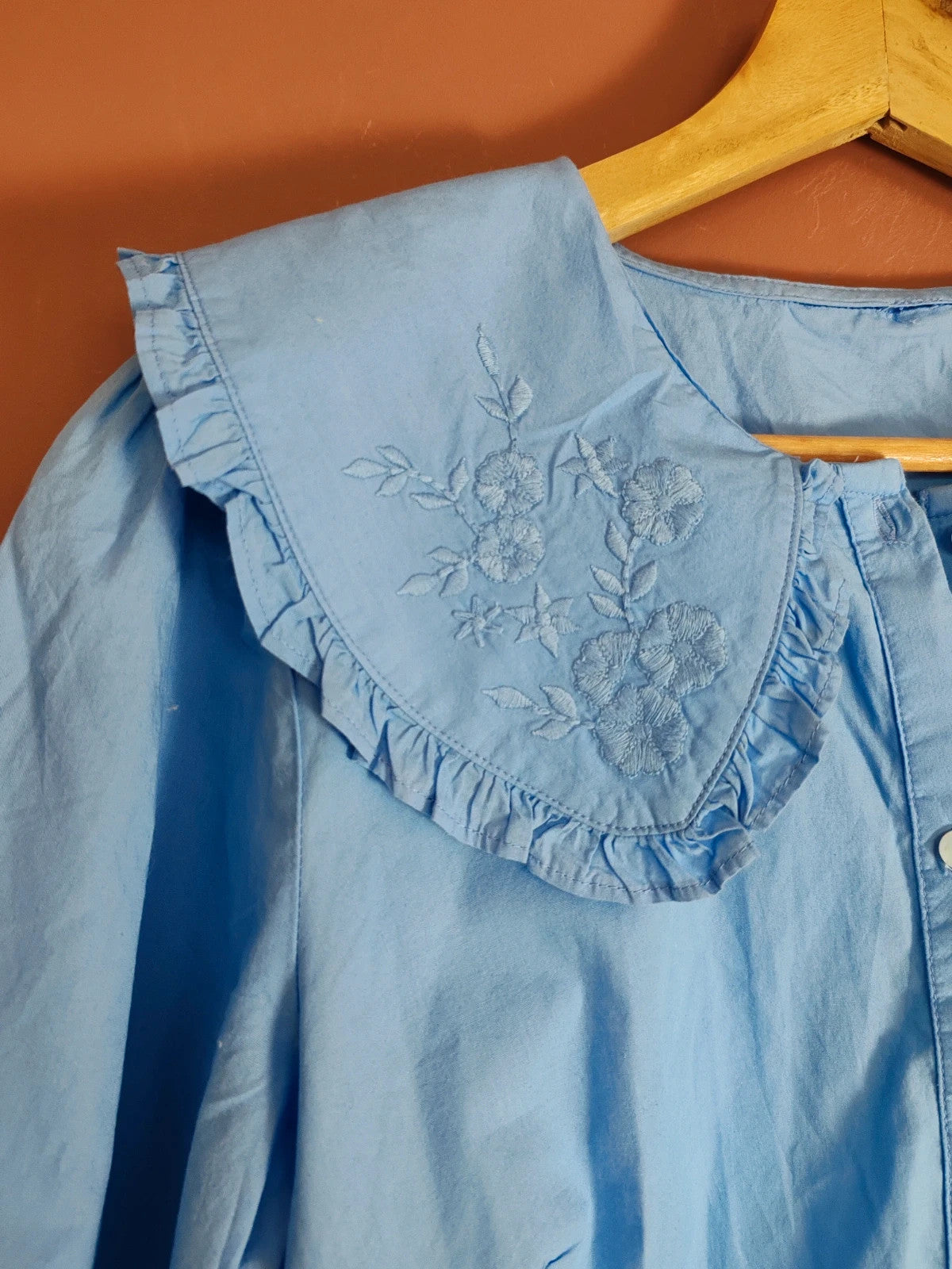 Blouse bleu col claudine broderie taille M