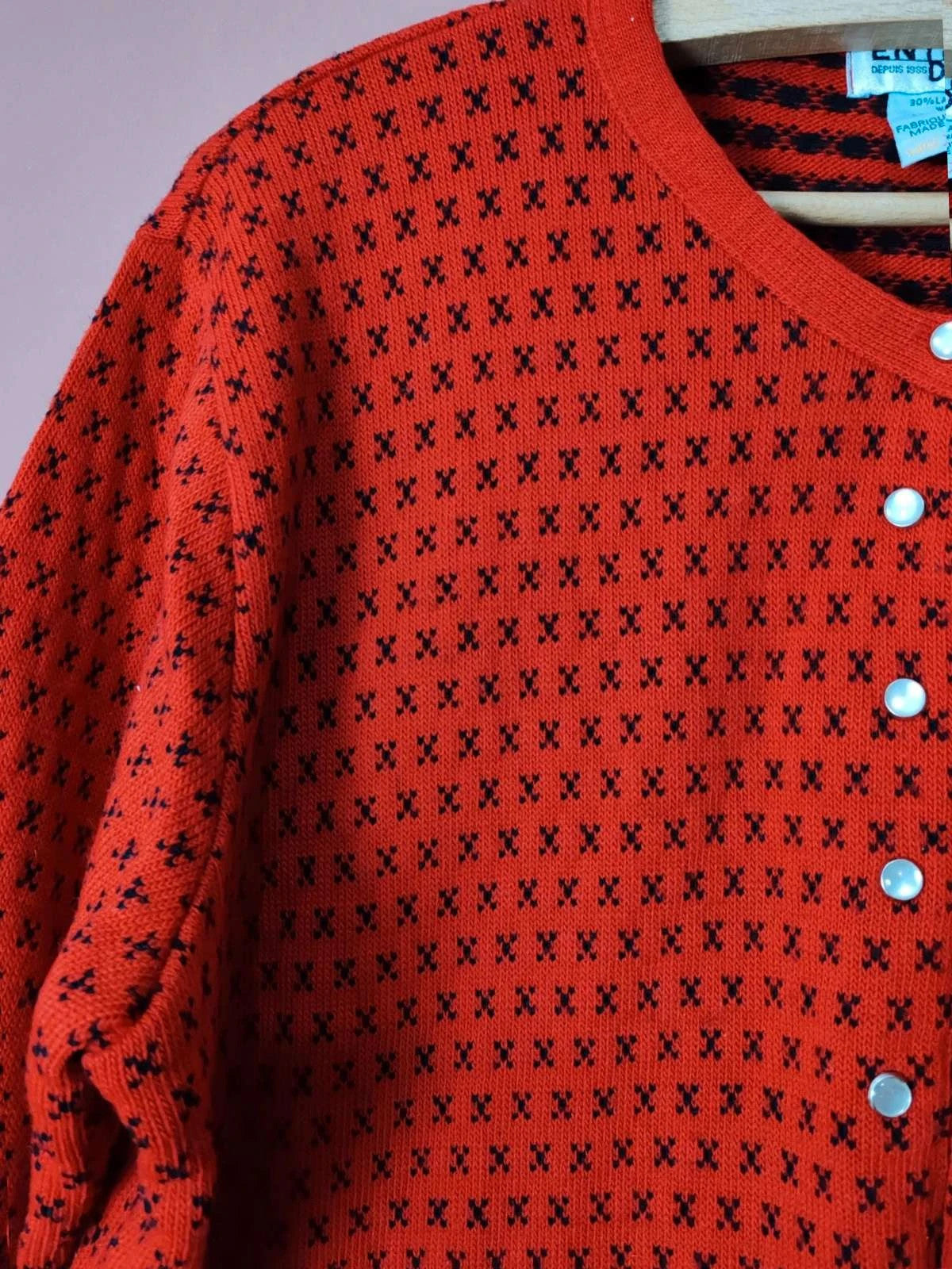 Cardigan motif rouge et noir