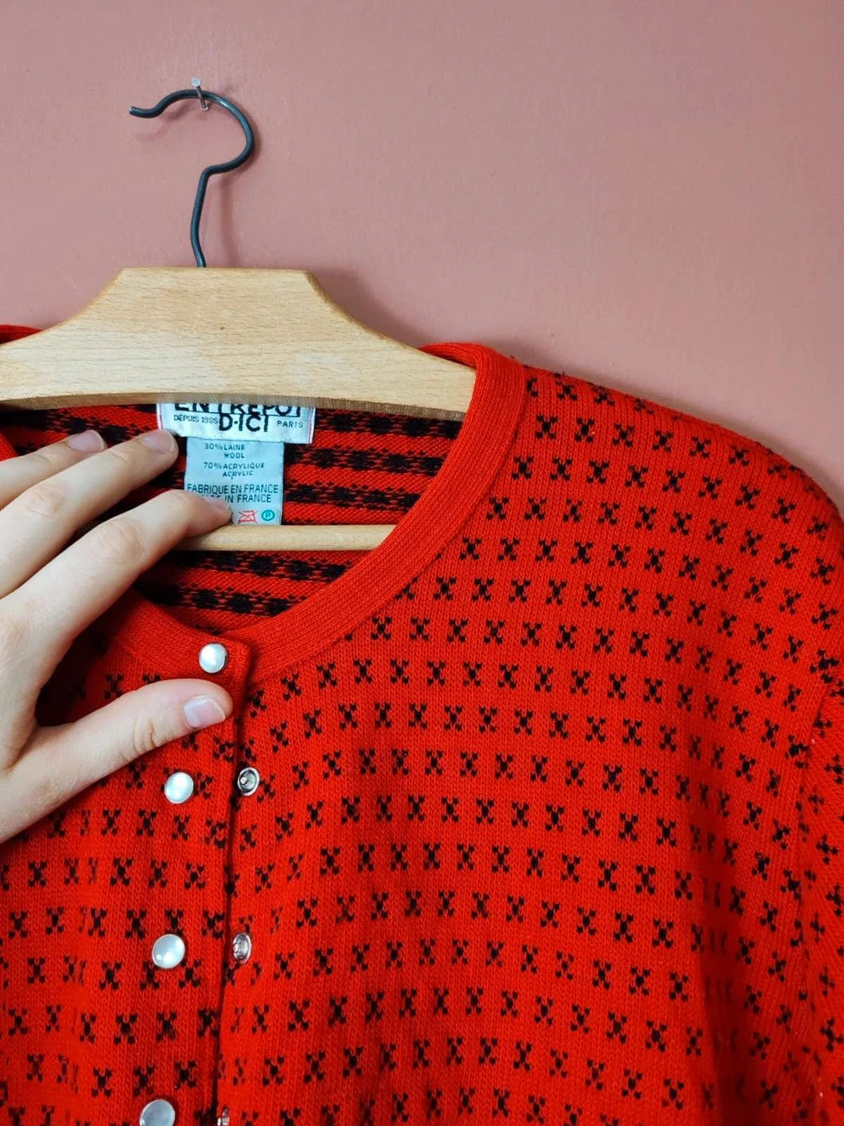 Cardigan motif rouge et noir