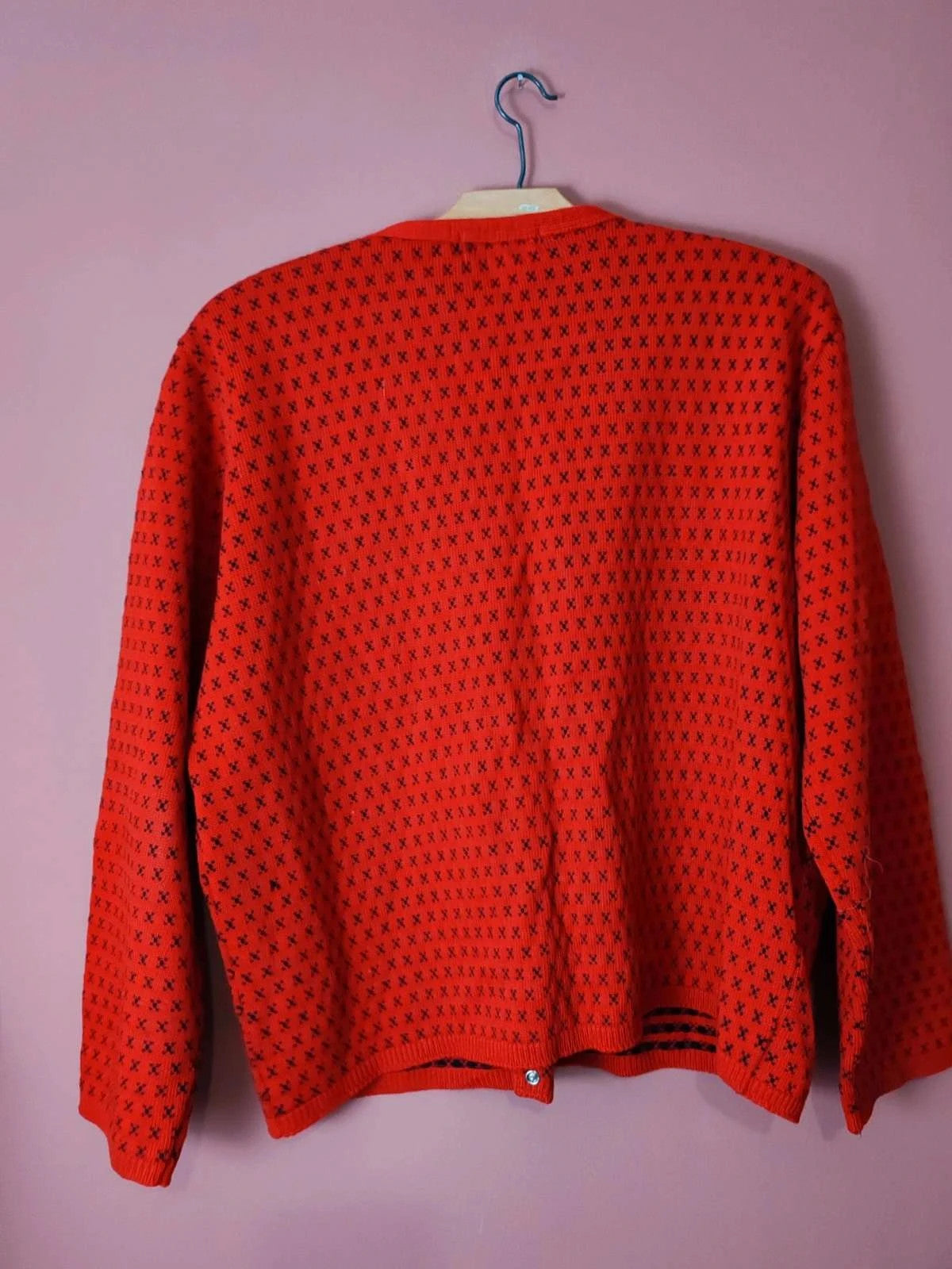 Cardigan motif rouge et noir