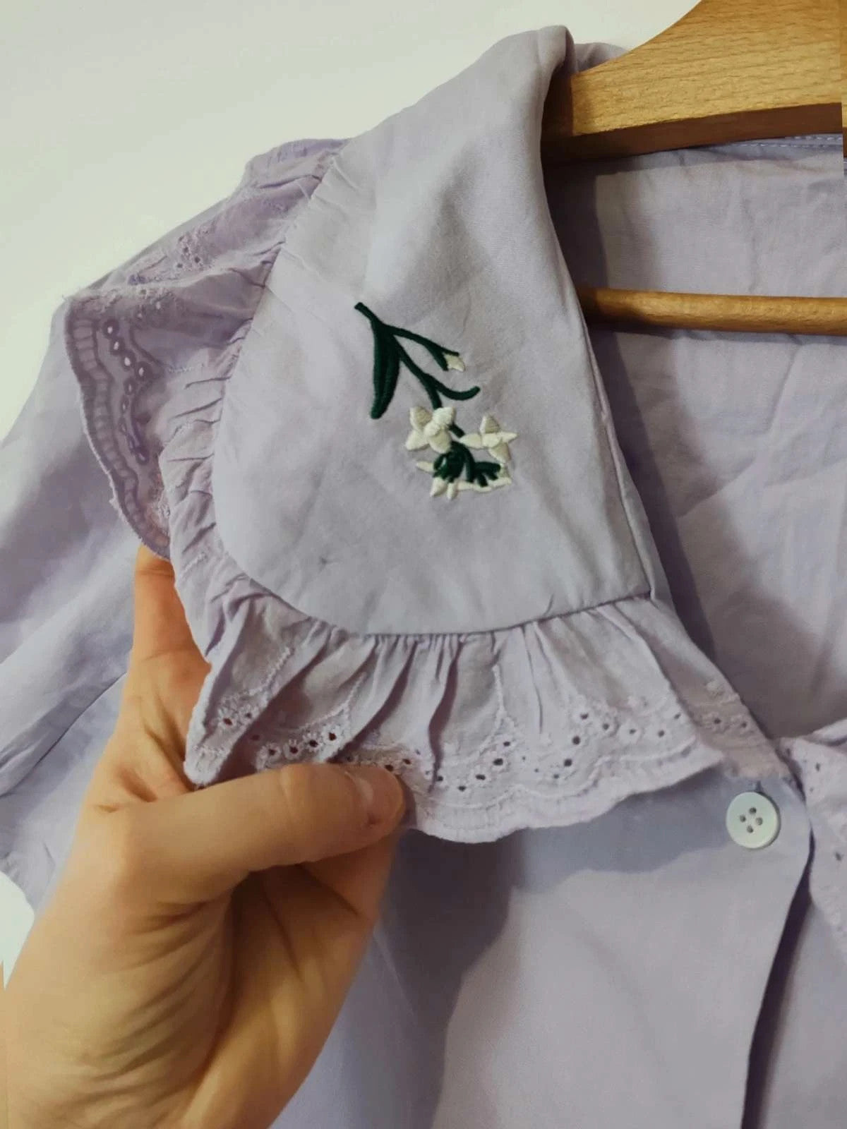 Blouse col claudine broderies mauve taille M
