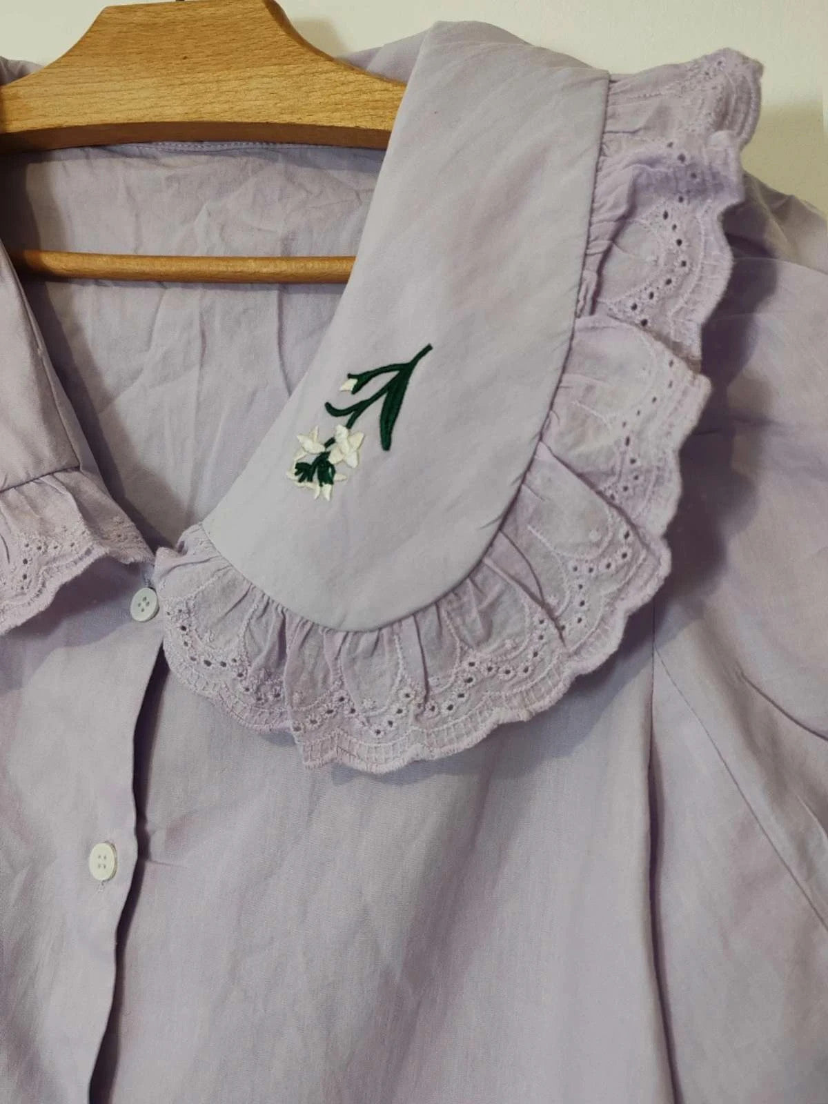 Blouse col claudine broderies mauve taille M
