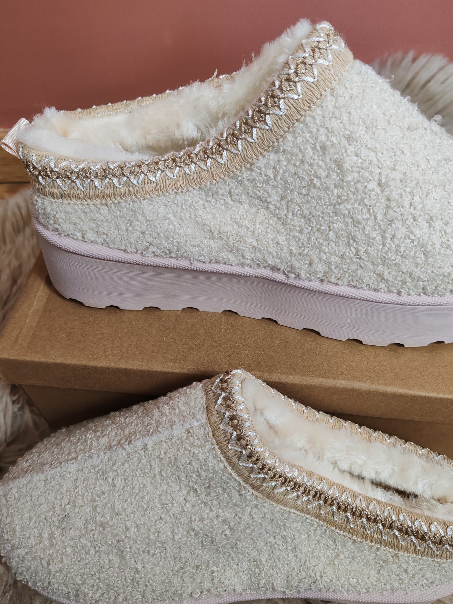 Bottines fourrées rose et beige