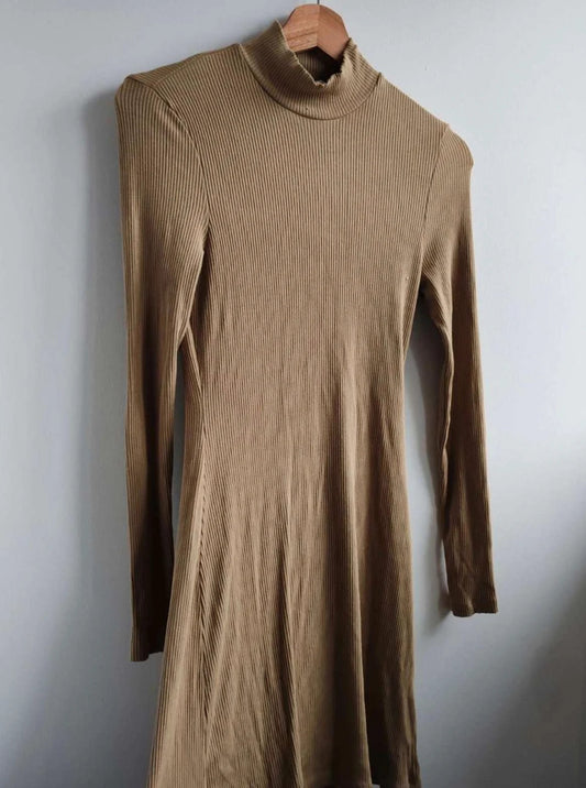 Robe beige col roulé