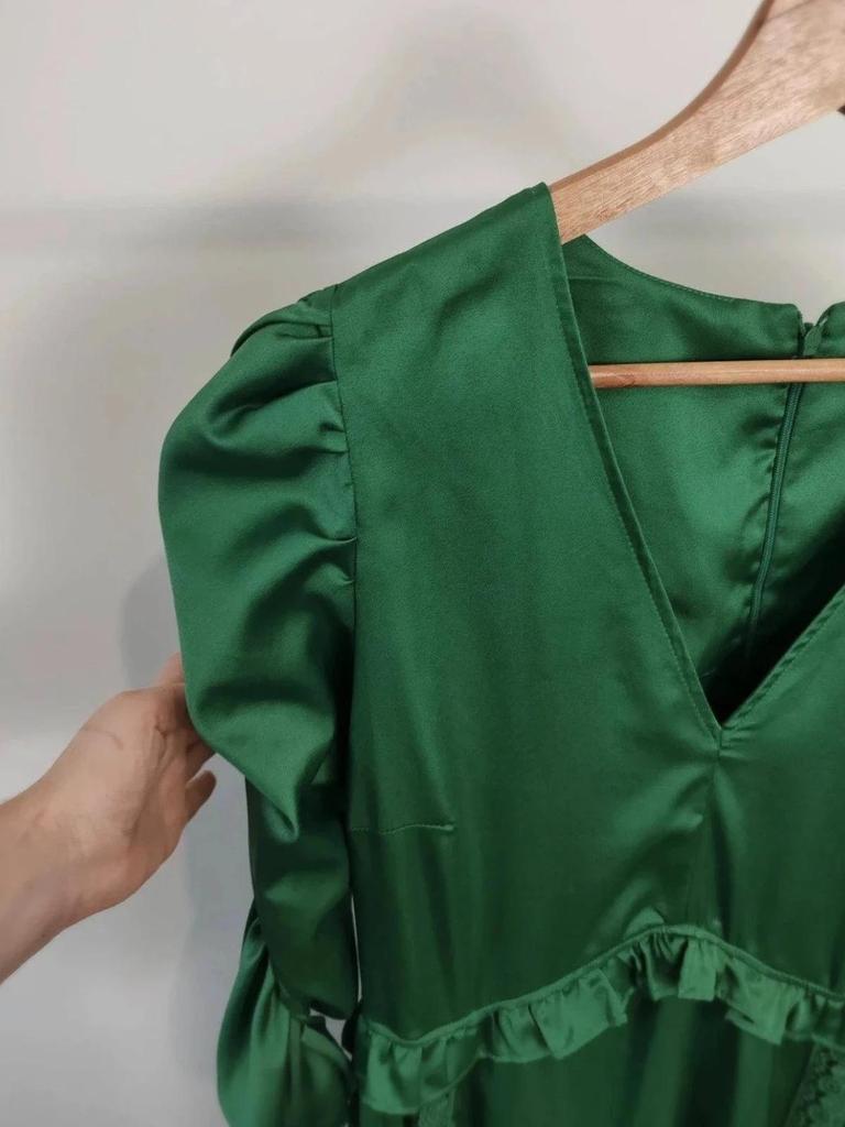 Robe mi-longue vert satiné taille M V5yeu