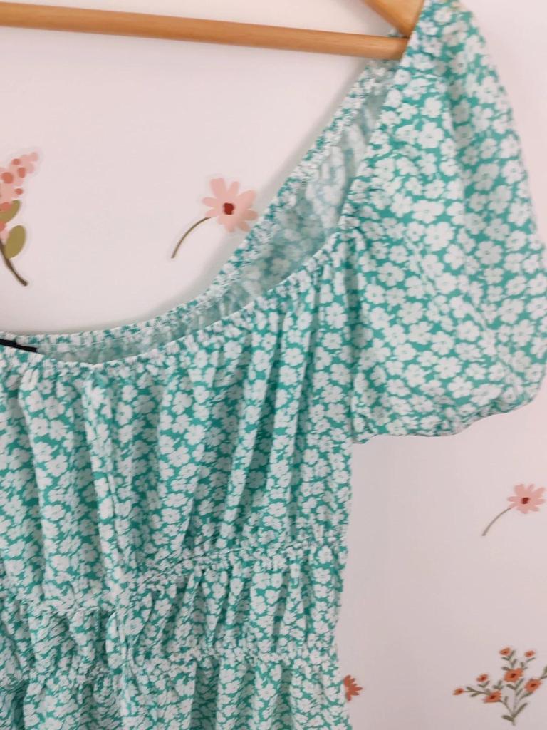 Robe fleurie vert taille 44
