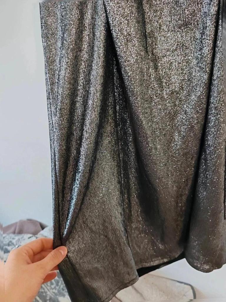 Robe mi-longue brillante taille M
