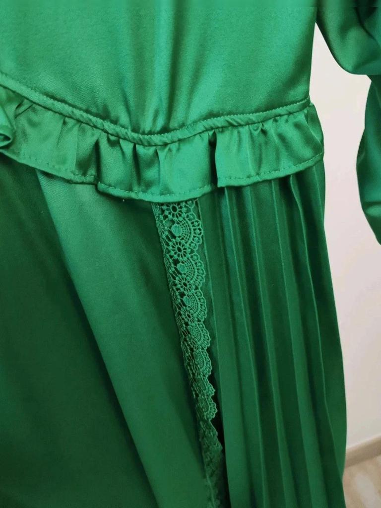 Robe mi-longue vert satiné taille M V5yeu