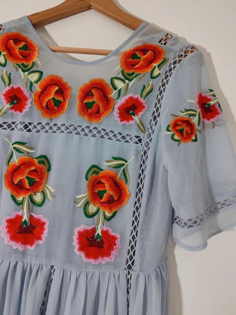 Robe broderie taille S